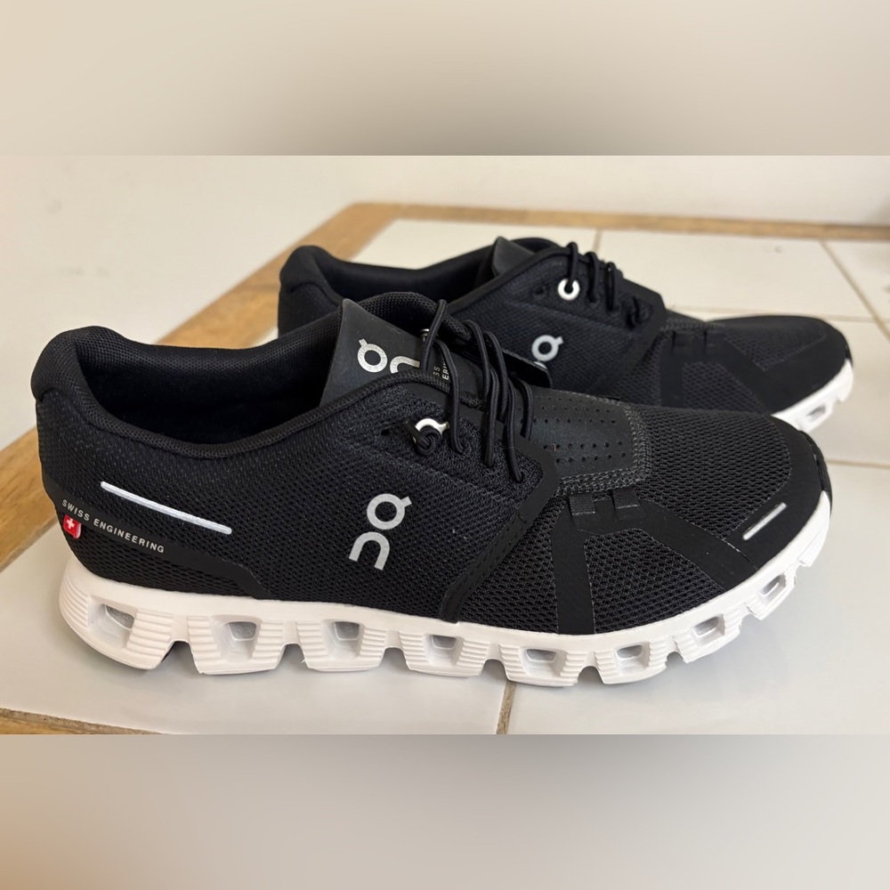 New! On Cloud 5~ Women’s Size 8, Medium Width Black/White *BRAND NEW* Never Worn